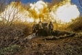 ウクライナ東部ドネツク州バフムート郊外で、ロシア軍陣地に向け砲撃を行うウクライナの砲兵部隊（2022年11月8日撮影、資料写真）。(c)BULENT KILIC / AFP