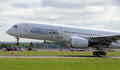 仏南西部トゥールーズ（Toulouse）で、試験飛行に飛び立つ欧州航空機大手エアバス（Airbus）の次世代旅客機「A350」（2013年6月14日撮影）。(c)AFP/ERIC CABANIS