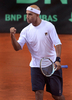 男子テニス国別対抗戦、デビスカップ（%%2009 Davis Cup%%）ワールドグループ準々決勝、クロアチア対米国。初日はシングルス2試合が行われ、クロアチアは2連勝を飾った。写真は第1試合でイボ・カルロビッチ （%%Ivo Karlovic%%）に7-6、6-4、3-6、6-7、5-7で敗れた米国のジェームス・ブレーク（%%James Blake%%）。（2009年7月10日撮影）(c)AFP/HRVOJE POLAN