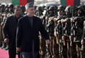 写真は同日、提供式典の前に儀礼兵の閲兵式に臨むカルザイ大統領。(c)AFP/Ahmad Masood