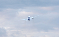 全日本空輸（All Nippon Airways、ANA）に25日引き渡された米航空機大手ボーイング（Boeing）の新世代旅客機「ボーイング787ドリームライナー（Boeing 787 Dreamliner）」1号機が28日、東京・羽田空港に到着した。

前日、明け方の曇り空のもと、予定より45分遅れで米ワシントン（Washington）州エバレット（Everett）のペインフィールド（Paine Field）空港を離陸した787は28日午前9時過ぎ、羽田空港に到着。多くの報道陣、航空ファンらに迎えられた。

1機平均2億200万ドル（約155億円）、乗客定員は330席。当初の予定では2008年初めに最初の機体が全日空に納入される予定だった。ボーイングにとってドリームライナーは、軽量化を図った中型旅客機の成功を賭けた存在でもある。

全日空は来月26日、成田発香港行きの便で、787を世界で初めて導入する。その後、羽田－北京（Beijing）や羽田－フランクフルト（Frankfurt）線でも運航していく。

写真は米ワシントン州エバレットのペインフィールド空港を離陸したボーイング787ドリームライナー1号機（2011年9月27日撮影）。(c)AFP/KEVIN P. CASEY