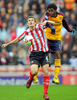 サンダーランドのディーン・ホワイトヘッド（%%Dean Whitehead%%、左）と競り合うアーセナルのアレクサンドル・ソング（%%Alexandre Song%%）。（2008年10月4日撮影）(c)AFP/ANDREW YATES
