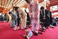東京都内の神田明神で行われた「アイボの七五三」で自身のアイボの健やかな成長を祈願する参加者（2021年11月12日撮影）。(c)Kazuhiro NOGI / AFP