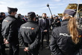 対スペイン国境に面した仏ルペルテュで、国境警官らを前に話すエマニュエル・マクロン大統領（2020年11月5日撮影）。(c)Guillaume HORCAJUELO / POOL / AFP