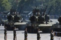 中国・北京の天安門広場で行われた抗日戦争勝利70年記念行事でパレードする中国人民解放軍の戦車部隊（2015年9月3日撮影）。(c)AFP/GREG BAKER