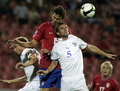 ハイボールを競るセルビアのニコラ・ジギッチ（%%Nikola Zigic%%、中央）。（2008年9月6日撮影）(c)AFP/ANDREJ ISAKOVIC