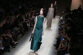 フランス・パリ市内で発表された「ヴァレンティノ（VALENTINO）」14年春夏コレクション（2013年10月1日撮影）。(c)AFP/PATRICK KOVARIK