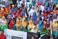 インドネシア・ジャカルタ（Jakarta）で行進に参加した美人コンテスト「ムスリマ・ワールド（Muslimah World）」のファイナリストら（サッシュを着用）とヘッドスカーフを着用した女性たち（2013年9月15日撮影）。(c)AFP/ADEK BERRY