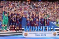 女子サッカー欧州チャンピオンズリーグ決勝、FCバルセロナ対オリンピック・リヨン。優勝を喜ぶFCバルセロナの選手ら（2024年5月25日撮影）。(c)Thomas COEX / AFP