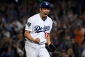 18MLB、ワールドシリーズ（7回戦制）第3戦、ロサンゼルス・ドジャース対ボストン・レッドソックス。延長15回を抑え、ガッツポーズを見せるロサンゼルス・ドジャースの前田健太（2018年10月26日撮影）。(c)Harry How/Getty Images/AFP