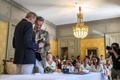 スイス・ジュネーブで、結婚の誓いを交わすダニエルさん（左）とグザビエさん（2022年7月1日撮影）。(c)Fabrice COFFRINI / AFP