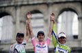 第92回ジロ・デ・イタリア（%%2009 Giro d&apos;Italia%%）第21ステージ（ローマ市街、14.4キロメートル個人タイムトライアル）。ラボバンク（%%Rabobank%%）のデニス・メンショフ（%%Denis Menchov%%、ロシア）が、首位と24秒差の19分06秒でステージを10位で終え、合計タイムを86時間03分11秒として総合優勝を果たした。写真は表彰式に臨む（左から）総合2位のダニーロ・ディルーカ（%%Danilo Di Luca%%）、総合優勝したデニス・メンショフ、総合3位のフランコ・ペッリツォッティ（%%Franco Pellizotti%%）。（2009年5月31日撮影）(c)AFP/FILIPPO MONTEFORTE