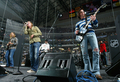写真は、ライブパフォーマンスを行うロックバンドのザ・レッドジャンプスーツ・アパラタス（%%Red Jumpsuit Apparatus%%）。(c)AFP/Getty Images Dave Sandford