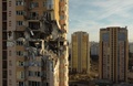 ロシア軍の攻撃で破壊された高層住宅。ウクライナの首都キエフで（2022年2月26日撮影）。(c)Daniel LEAL / AFP