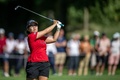 女子ゴルフ米国ツアーメジャー第4戦、アムンディ・エビアン選手権最終日。アプローチショットを打つ畑岡奈紗（2023年7月30日撮影）。(c)Fabrice COFFRINI / AFP