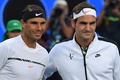 全豪オープンテニス、男子シングルス決勝。試合前の写真撮影に臨むラファエル・ナダル（左）とロジャー・フェデラー（2017年1月29日撮影）。(c)AFP/GREG WOOD