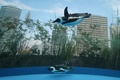 東京・池袋のサンシャイン水族館で、「天空のペンギン」と名付けられた水槽で泳ぐケープペンギン（2020年12月11日撮影）。(c)Kazuhiro NOGI / AFP