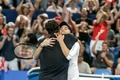 テニスの男女混合国別対抗戦、第31回ホップマンカップ、ドイツ対スイス。優勝を喜ぶスイスのベリンダ・ベンチッチ（奥）とロジャー・フェデラー（2019年1月5日撮影）。(c)TONY ASHBY / AFP