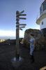 赤道からアフリカ沿岸に続いて姿を現す喜望峰（Cape of Good Hope）は、心のよりどころになっている。

1488年、ポルトガル人探検家バルトロメウ・ディアス（Bartolomeu Dias）がこの岬に到達し、「嵐の岬（Cabo Tormentoso）」と命名した。極東との直接交易を求めていたポルトガルには、ディアスの喜望峰到達は重要な出来事だった。

喜望峰は南大西洋（South Atlantic Ocean）でも大きな岬の1つで、船乗りたちは喜望峰を「ザ・ケープ（the Cape）」と呼び、長年重要視してきた。大型高速帆船クリッパーが極東やオーストラリアへ向かうための道しるべだったほか、沖合で開催されるヨットレースでも重要な目印になっている。

写真は、ケープポイントの灯台「ケープポイント・ライトハウス（Cape Point Lighthouse）」付近で見られた世界各国の首都までの距離を表示した標識（2010年5月8日撮影）。(c)AFP/GIANLUIGI GUERCIA
