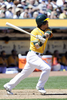 11MLB、オークランド・アスレチックス（Oakland Athletics）対シアトル・マリナーズ（Seattle Mariners）。2回に日米通算2500本安打となる二塁打を放つアスレチックスの松井秀喜（Hideki Matsui、2011年4月3日撮影）。(c)AFP/Getty Images/Thearon W. Henderson