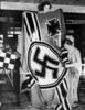 ナチス・ドイツのシンボルの鉄十字とかぎ十字が描かれた旗をつくる女性労働者（1936年撮影、資料写真）。(c)AFP PHOTO / FRANCE PRESSE VOIR