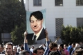 エジプト・カイロ（Cairo）のタハリール広場（Tahrir Square）で、ヒトラーに似せたホスニ・ムバラク大統領の写真を掲げるデモ隊（2011年1月31日撮影）。(c)AFP/MOHAMMED ABED