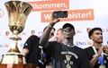 FIBAバスケットボール・ワールドカップを制し、独フランクフルトで行われたセレモニーで写真を撮るドイツのデニス・シュレーダー（2023年9月12日撮影）。(c)Kirill KUDRYAVTSEV / AFP