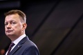 ポーランドのマリウシュ・ブワシュチャク国防相（2022年10月13日撮影、資料写真）。(c)Kenzo TRIBOUILLARD / AFP
