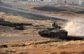 シリア北部アレッポの郊外を戦車で移動する反体制派の戦闘員（2016年8月2日撮影）。(c)AFP/Omar haj kadour