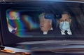 英議会を車で去るボリス・ジョンソン首相（中央、2022年1月12日撮影）。(c)Tolga Akmen / AFP