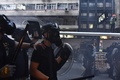 香港で、デモの際に催涙弾を発射する警察官ら（2019年7月28日撮影）。(c)Anthony WALLACE / AFP