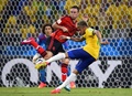 サッカーW杯ブラジル大会（2014 World Cup）グループA、ブラジル対メキシコ。シュートを放つブラジルのネイマール（Neymar da Silva Santos Junior、左、2014年6月17日撮影）。(c)AFP/ODD ANDERSEN