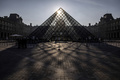 完成から30年を迎えたフランス・パリにあるルーブル美術館のピラミッド。米建築家イオ・ミン・ペイ氏の設計（2019年3月22日撮影）。(c)Christophe ARCHAMBAULT / AFP
