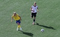女子サッカーW杯カナダ大会・決勝トーナメント1回戦、ドイツ対スウェーデン。ドイツのアーニャ・ミッターク（右）をかわしボールを蹴るスウェーデンのリンダ・センブラント（2015年6月20日撮影）。(c)AFP/Getty Images/Jana Chytilova