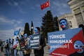 トルコ・イスタンブールにある中国領事館付近で、中国国内のウイグル人弾圧に対する抗議デモを行う人々（2021年4月1日撮影、資料写真）。(c)Ozan KOSE / AFP