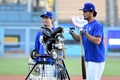 ヒューストン・アストロズとの17MLBワールドシリーズ（7回戦制）第1戦を控え、本拠地ドジャースタジアムで練習に臨むロサンゼルス・ドジャースの前田健太とダルビッシュ有（2017年10月23日撮影）。(c)AFP/Getty Images/Harry How