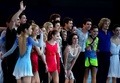 ソチ冬季五輪、フィギュアスケートのエキシビション終了後に記念撮影を行う選手（2014年2月22日撮影）。(c)AFP/JOHN MACDOUGALL