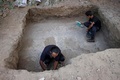 パレスチナ自治区ガザ地区で、ビザンツ帝国時代のモザイク画を清掃する発見者の男性と息子（2022年9月18日撮影）。(c)MOHAMMED ABED / AFP
