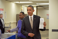 シカゴ（Chicago）のコミュニティーセンターで期日前投票を行うバラク・オバマ（Barack Obama）大統領（2012年10月25日撮影）。(c)AFP/Mandel NGAN