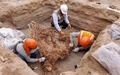ペルーのチルカで約800年前の遺骨と副葬品を発掘する考古学者ら。ガス会社カリダ提供（2021年9月17日撮影）。(c)AFP PHOTO / CALIDDA / Jesus BAHAMONDE