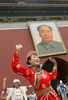 中国・北京（Beijing）の天安門広場（Tiananmen Square）で行われた聖火リレーの式典で踊る中国のダンサー（2008年8月6日撮影）。(c)AFP/BEHROUZ MEHRI