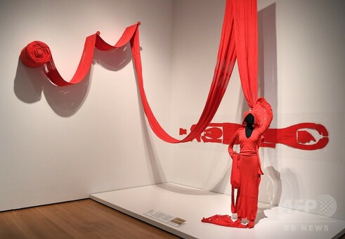 Items: Is Fashion Modern?」展、NY近代美術館で10月1日から 写真14枚