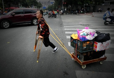 事故で左足切断、独学の手工芸品を露天で売って生計 福州