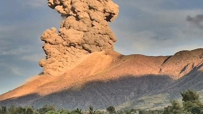 動画:フィリピンの火山が噴火 噴煙は上空4000メートルに