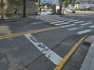 ソウル警察庁近くのゴミの山から抜け出せないおばあさん [韓国記者コラム]