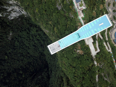 秘境の絶景を空撮 深さ600メートルの「天坑」とガラス展望台