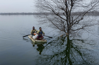 【今日の1枚】なぎの湖面にいかだ舟 インド