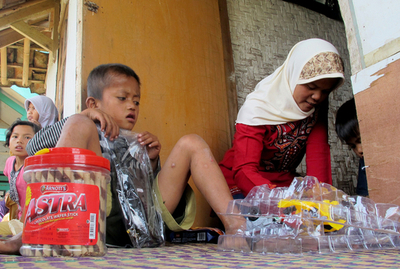 8歳のヘビースモーカー少年、禁煙治療施設へ インドネシア