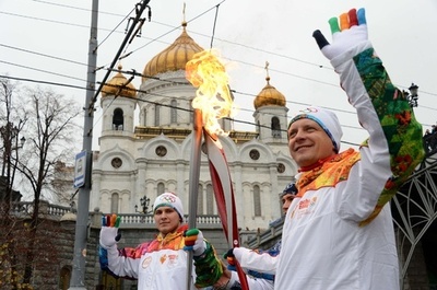 ソチ五輪聖火、リレー中に4度消える 当局は説明に追われる