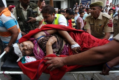 バスが渓谷に転落、ヒンズー教徒の巡礼者16人死亡 インド北部